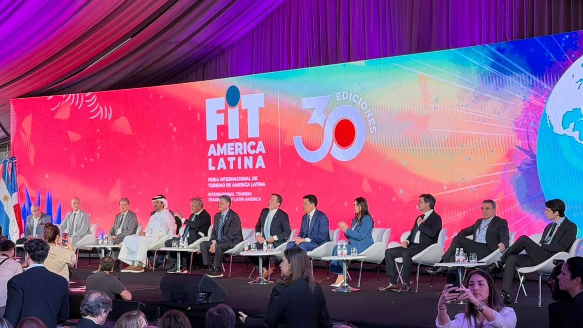 Panel de dirigentes y políticos presentes en el Acto de Apertura de FIT 2026. Panel de dirigentes y políticos presentes en el Acto de Apertura de FIT 2026.