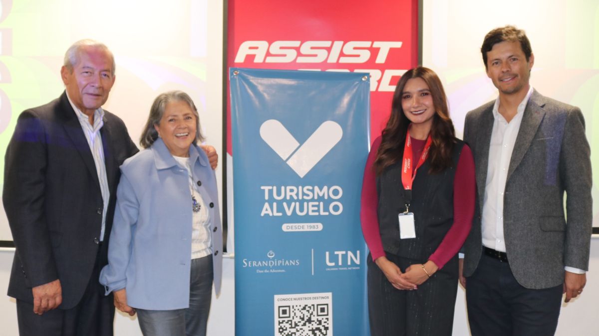 Leonardo Cañón, fundador de Turismo al Vuelo; Pilar Rubiano, gerente administrativa de Turismo al Vuelo; Laura Fernanda Ariza, gerente comercial de agencias Bogotá y grandes cuentas en Assist Card; y Juan Sebastián Cañón, gerente general de Turismo al Vuelo, durante el encuentro realizado para los viajeros del plan mundialista.