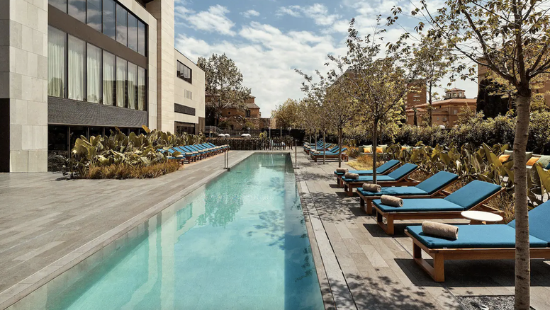 Piscina del hotel Sofía de Barcelona