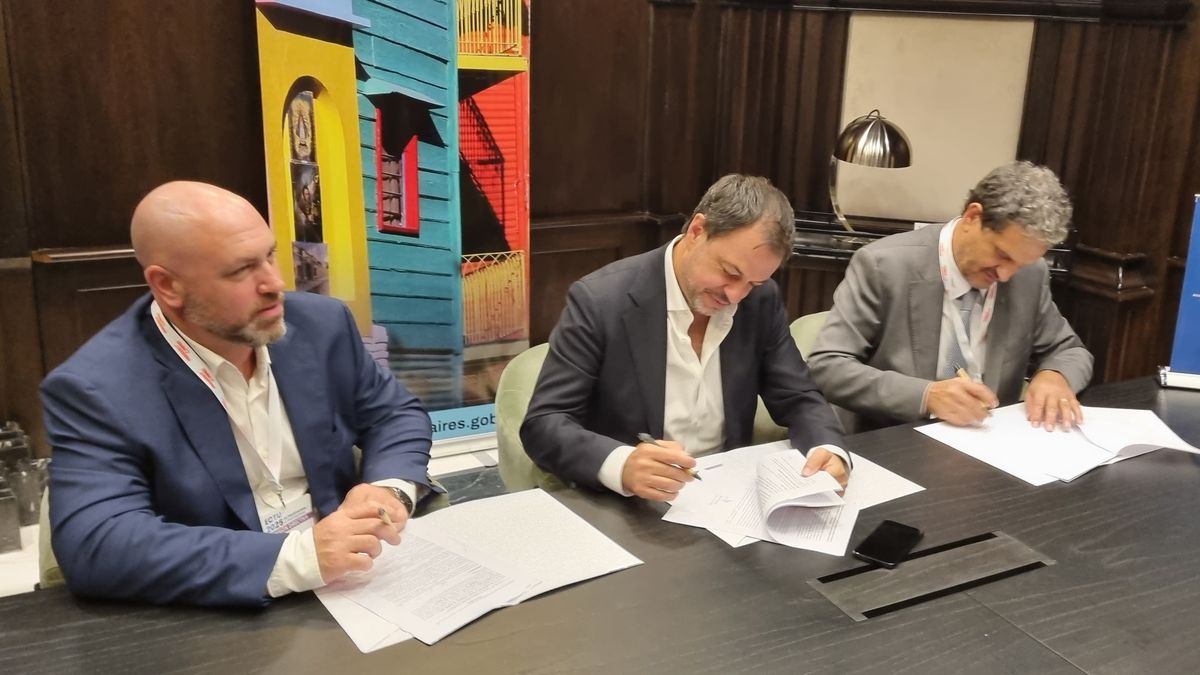 Martín Romano, Valentín Díaz Gilligan y Adrián Manzotti, firmaron el acuerdo de colaboración entre Aviabue y la Ciudad de Buenos Aires.