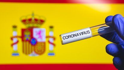 España impone cuarentena a viajeros de Colombia.