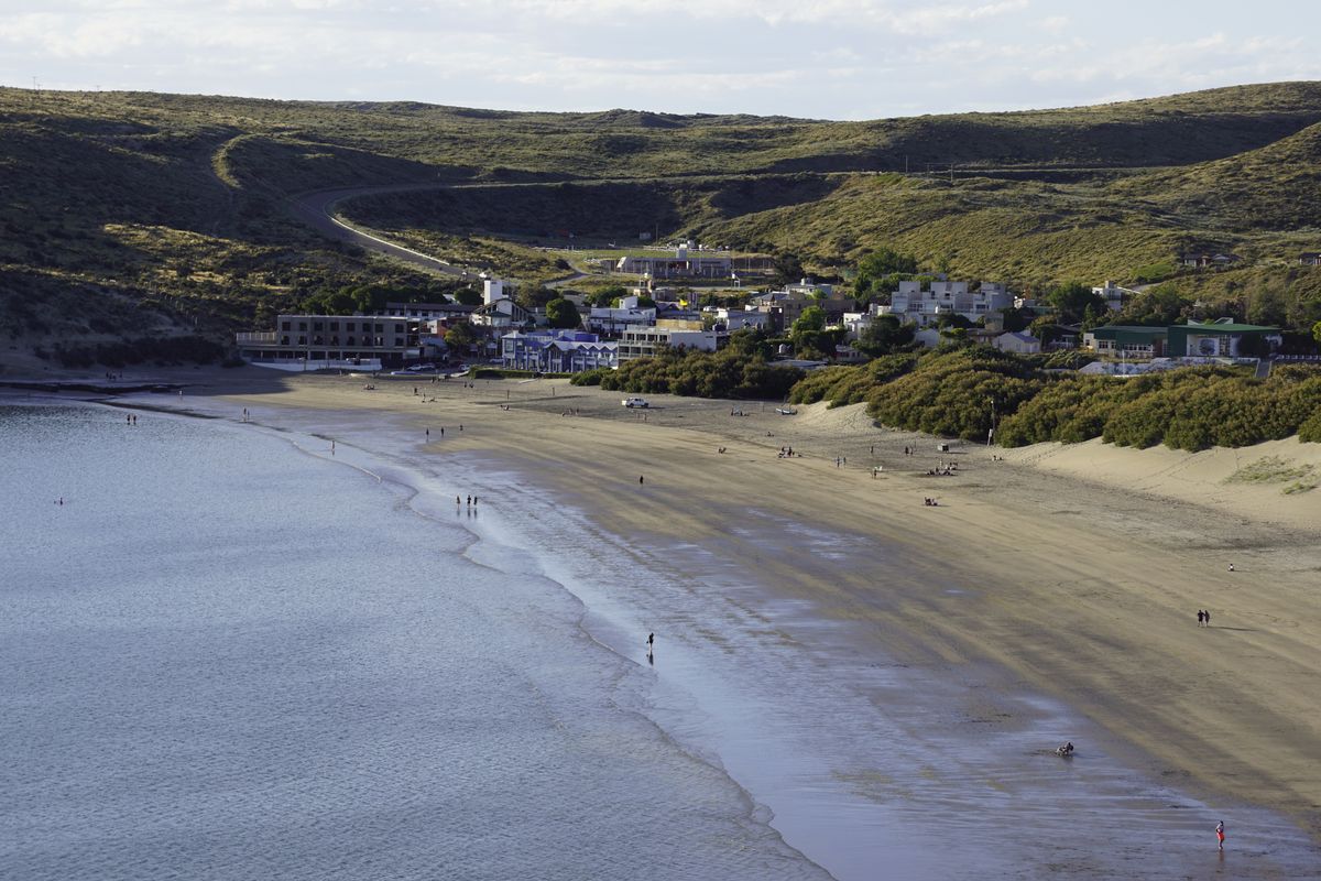 Puerto Pirámides es uno de los pueblos más encantadores de Chubut y tiene mucho que ofrecer al viajero que recorre la Patagonia.