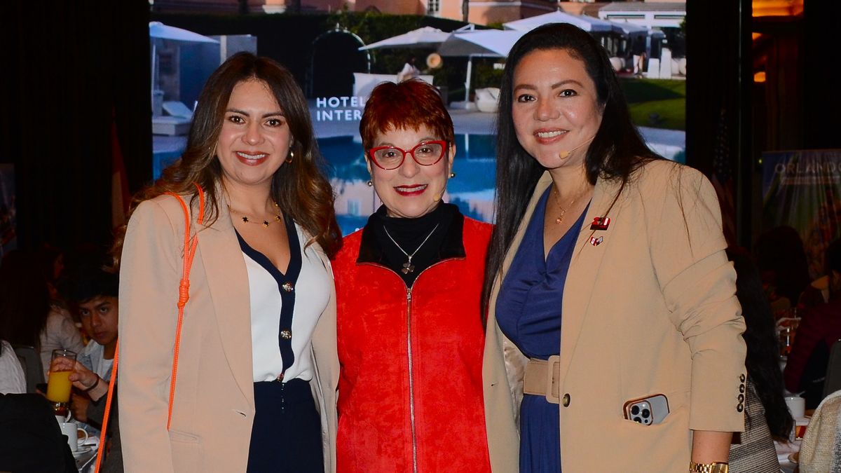 Johana Pardo, representante de Visit Orlando,  Diana Sosa, gerente comercial para Latinoamérica de United Park & Resorts y Marita Villalba, gerente general de Visit USA Perú.