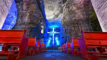 La majestuosa Catedral de Sal recibe a miles de turistas cada año ofreciendo una experiencia única bajo tierra.