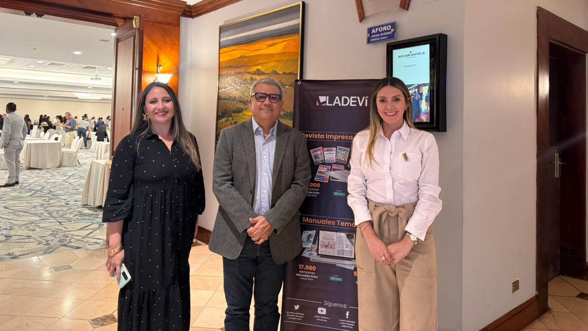Jéssica Sánchez, coordinadora comercial de Ladevi Ecuador (der.), junto con Patricia Salinas, asesora de Turismo en ProColombia Ecuador, y Santiago Viera, director de ProColombia Ecuador. 