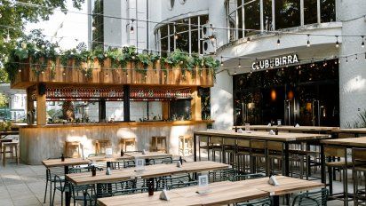 La gastronomía del Club de la Birra incluye tapas, hamburguesas caseras, variedad de ribs y sección veggie/vegan.