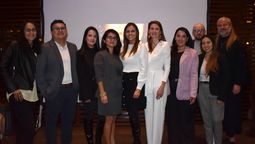 RoiBack: Cristina Perea –gerente general– y Estela García junto a su equipo.