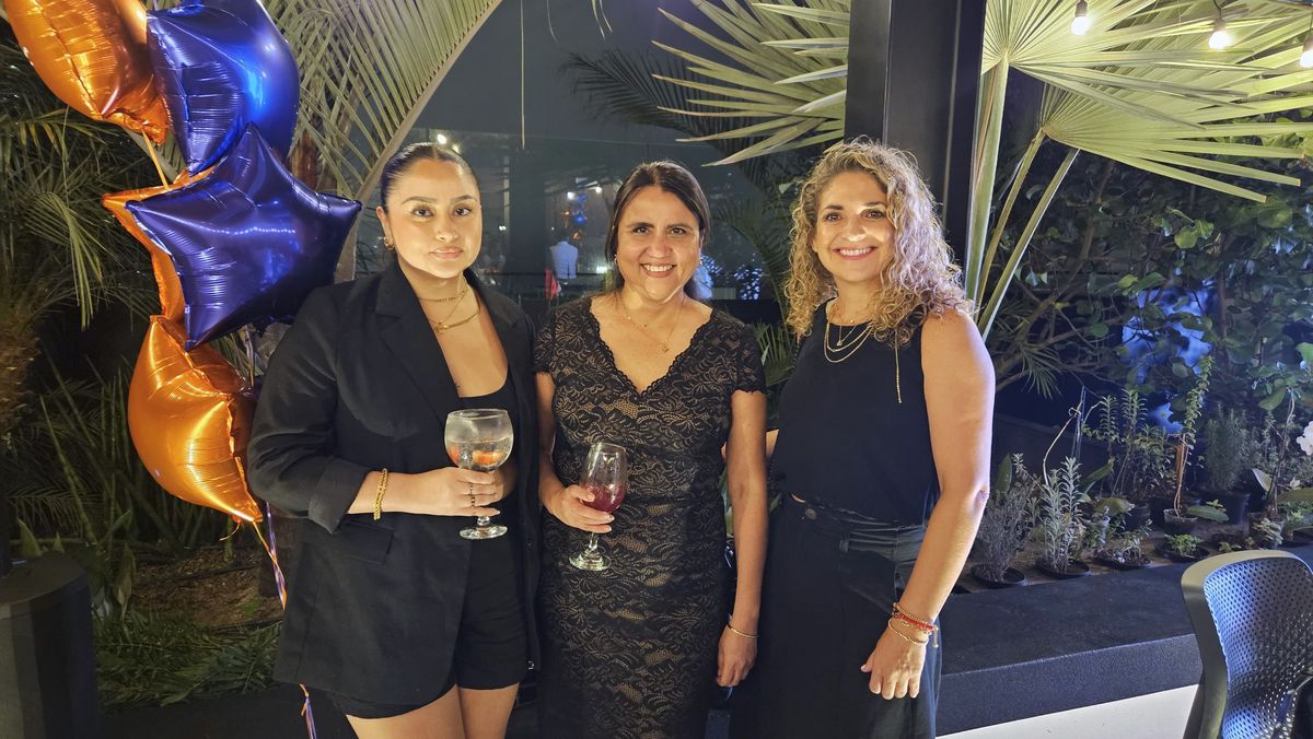 Pamela Covarrubias, gerente regional de Palladium Hotel Group, junto a agentes de viajes invitadas al evento.