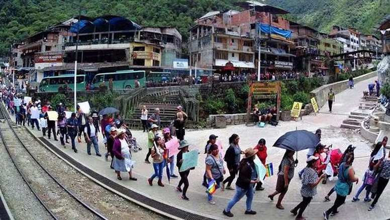 Manifestantes tomaron las calles de Machu Picchu Pueblo para mostrar su negatividad ante nueva plataforma de venta de entradas online.