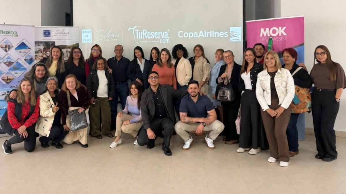Representantes de Hyatt Inclusive Collection, TuReserva.com, Copa Airlines y MOK Travel Assist junto a agencias de viajes participantes en el encuentro realizado.