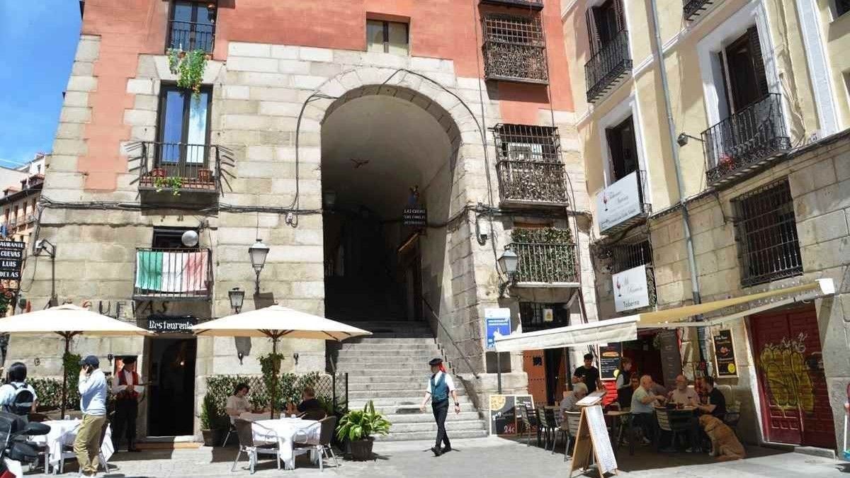 España: uno de los acceso más buscados a la Plaza Mayor de Madrid es el pintorezco Arco de Cuchilleros. 