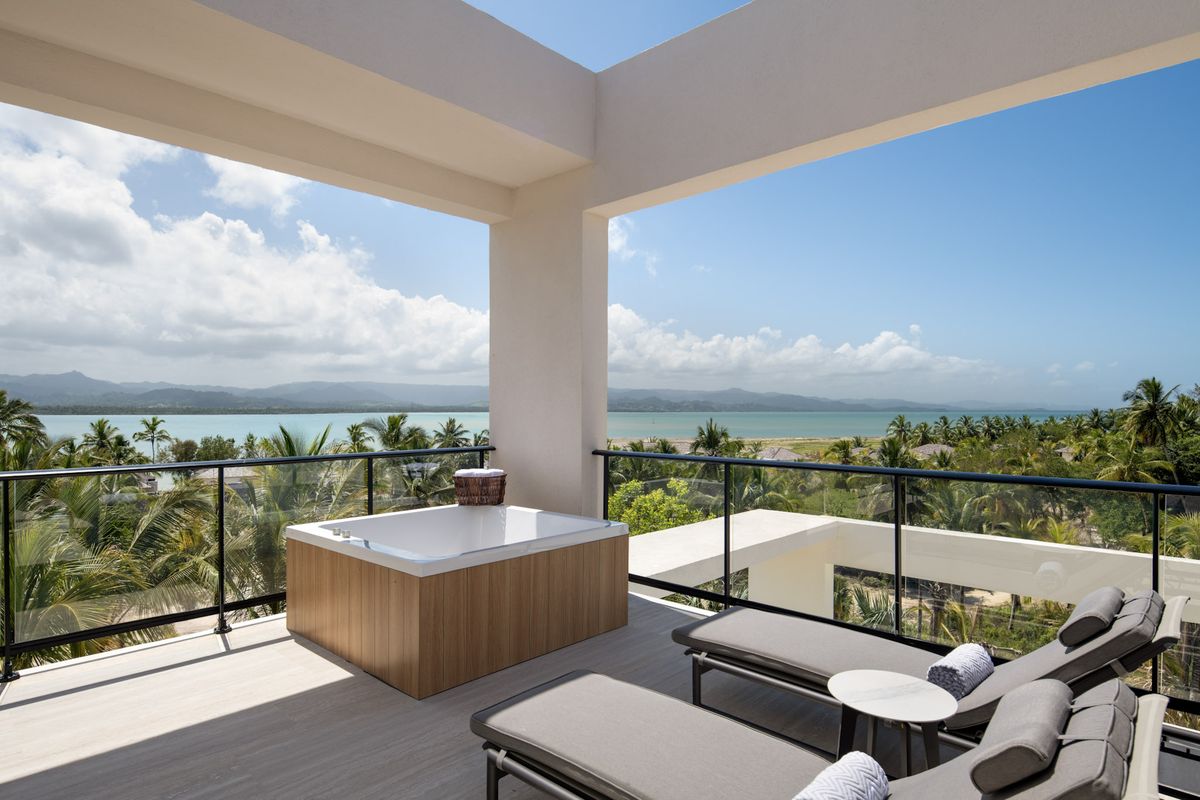 Suite de un dormitorio con jacuzzi.