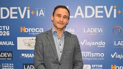 Miguel Vélez R. Moreno, subsecretario de Promoción Turística de Puebla, durante la Vitrina Turística de Anato en el stand de Ladevi, mostrando la oferta cultural y turística.