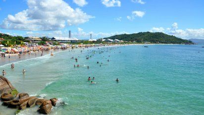 Florianópolis: el aumento de los casos de diarrea no detiene el boom de turistas argentinos que ingresaron a las diferentes playas de Brasil. Te contamos cómo evitar contagiarte.