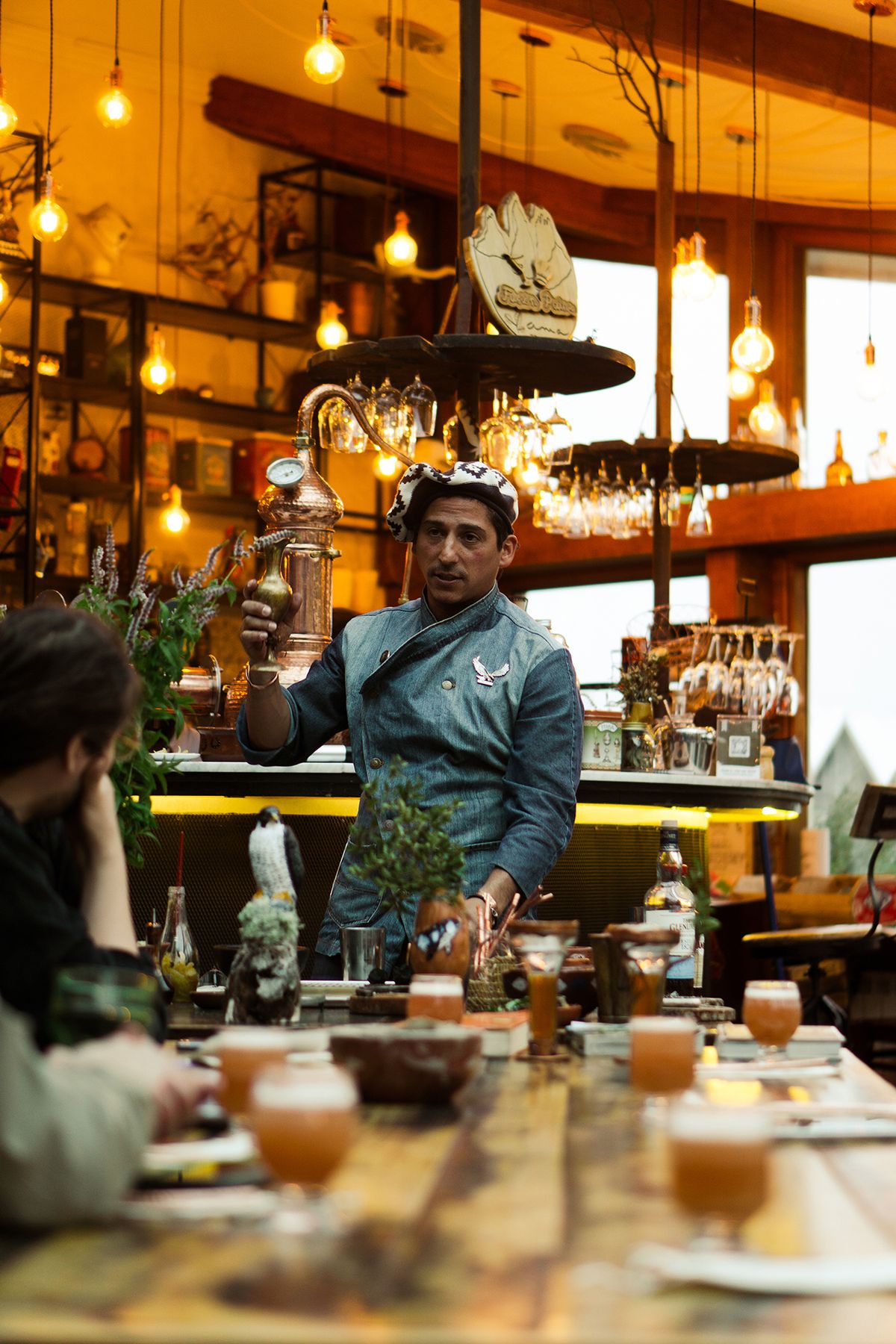 Federico Gil es el bartender que protagoniza el cortometraje del Bar Pionero del Hotel Las Torres Patagonia.