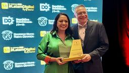 Paola Pabón, Prefecta de Pichincha, recogió el premio que reconoce los esfuerzos en transformación digital de Ciudad Mitad del Mundo. 
