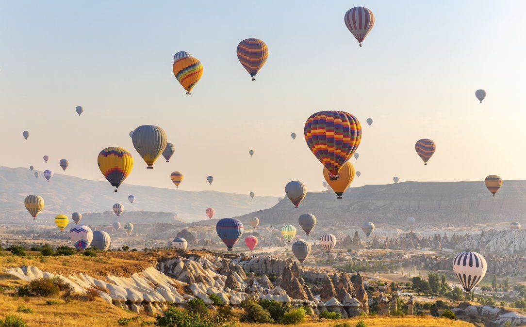 Capadocia regala alucinantes postales y experiencias a través de los globos aerostáticos. 