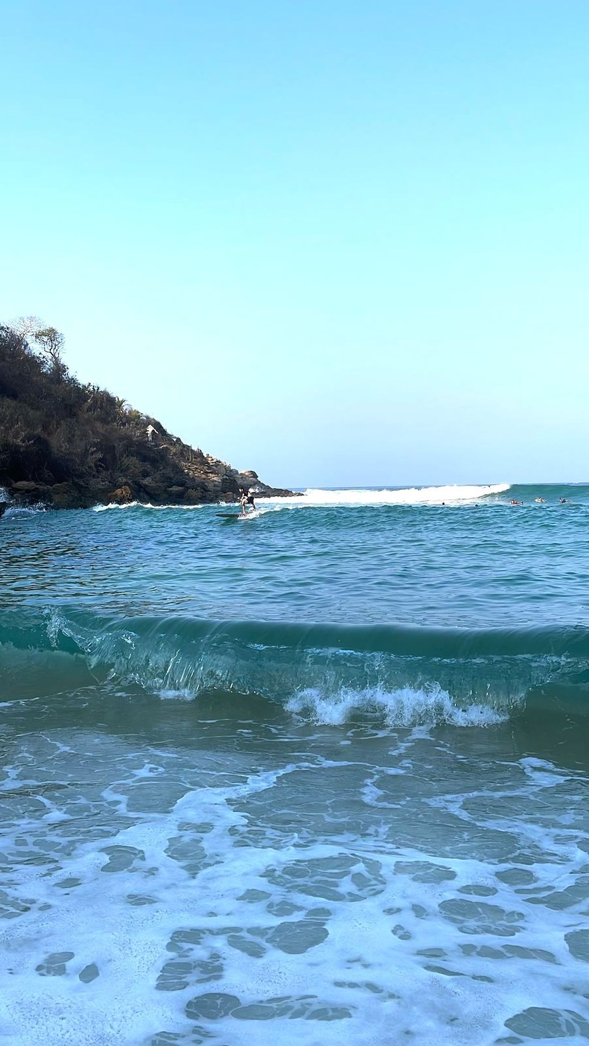 Deslízate sobre las olas épicas de Zicatela encuentra tu equilibrio y deja que la magia del surf te lleve a nuevas alturas acuáticas.