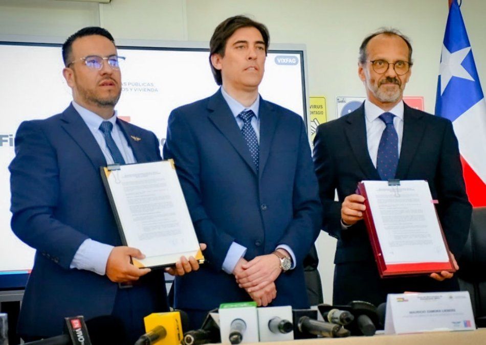 Foto de la firma del memorando entre Bolivia y Chile: José Antonio Fanola; director de la Dirección General de Aeronáutica Civil de Bolivia (DGAC); Mauricio Zamora, ministro de Obras Públicas, Servicios y Vivienda de Bolivia; y David Dueñas, secretario general de la Junta de Aeronáutica Civil de Chile.