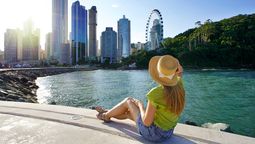 altText(Verano en Camboriú: el destino brasileño que enamora a los chilenos)}