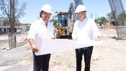 El gobernador Sáenz y el ministro Giuliano revisan los planos de las obras de ampliación del aeropuerto de Salta.