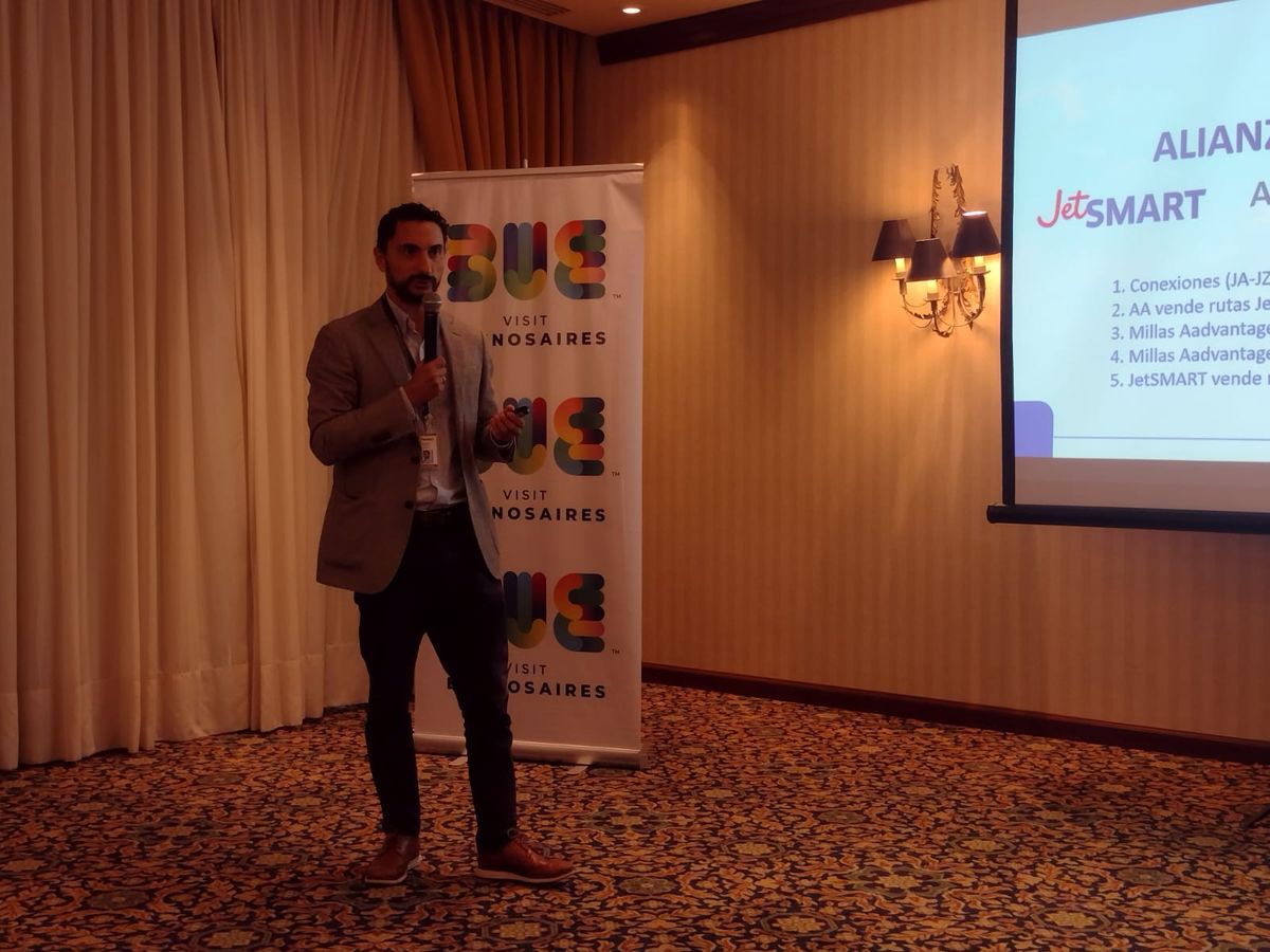 Benjamín Dulanto presentando las opciones de conectividad de JetSmart.