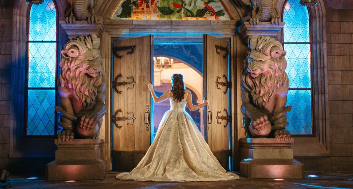 Uno de los nuevos vestidos para bodas de Disney Destinations, inspirado en La Bella y la Bestia.