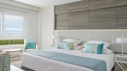 Almarena Apart & Hotel Boutique cuenta con departamentos con 3 ambientes y 63 m², residencias de hasta 80 m² y penthouses de 110 m² con dos pisos.