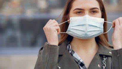 El uso de tapabocas vuelve a ser obligatorio en ciertos espacios según determinó el MinSalud.