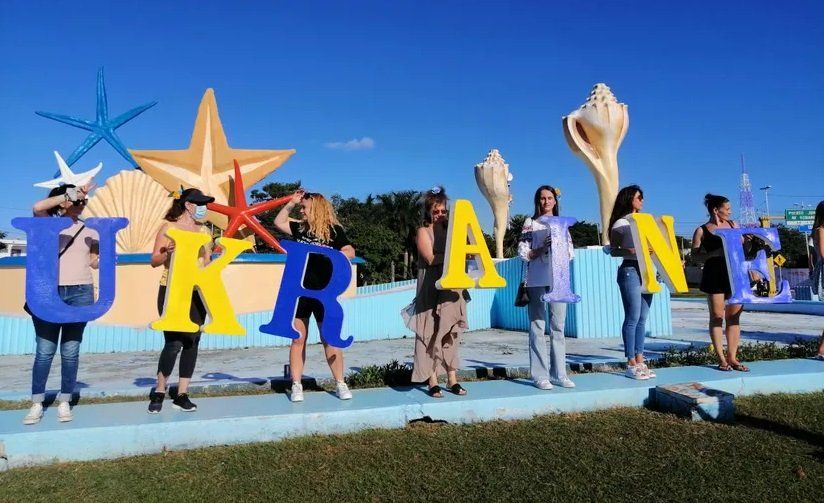 Hay al menos 500 turistas ucranianos y rusos en Quintana Roo en este momento.