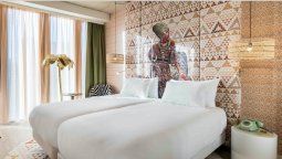 La nueva apertura de Minor Hotels mezcla colores, luces y patrones que conviven con símbolosinternacionales como los mandalas de la India, las calaveras de México o lasflores de cerezo de Japón.