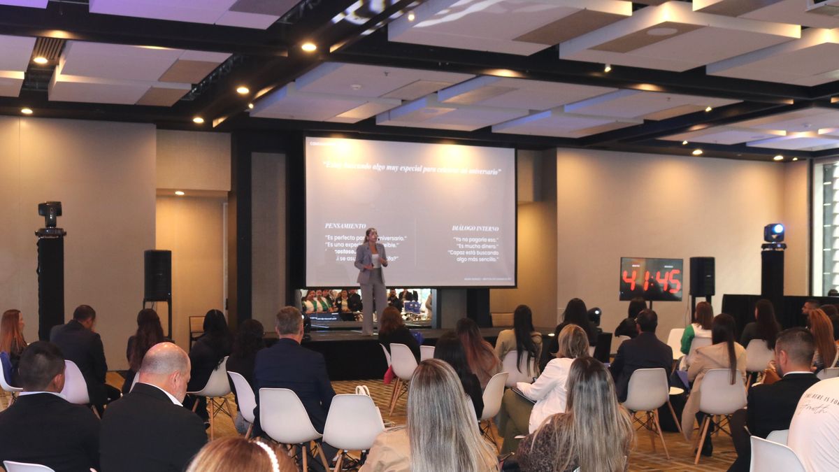 Agentes de viajes atentos durante la jornada de capacitación y relacionamiento de Hyatt.