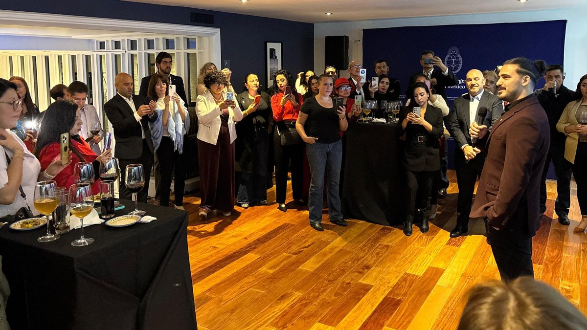 Juan Cruz Álvarez se dirgió a los asistentes en la Embajada de Argentina en México.