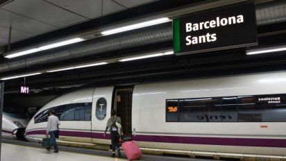 AVE de Renfe en la estación de Sants, en Barcelona.