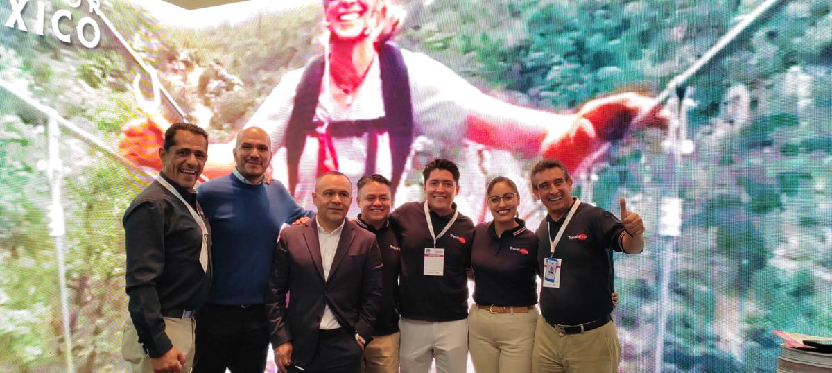 El director general de Operadora Travel Shop junto a su equipo en EPTUR.