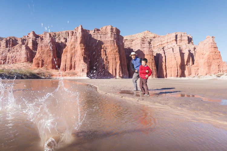 El paisaje de Cafayate es único. Una superficie rojiza y lunar que nos transporta en tiempo y espacio.