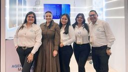 Tatiana Amaya, gerente general ; Andrés Bruce, director comercial y equipo de Volando Viajes Colombia en la Vitrina Turística Anato 2026.