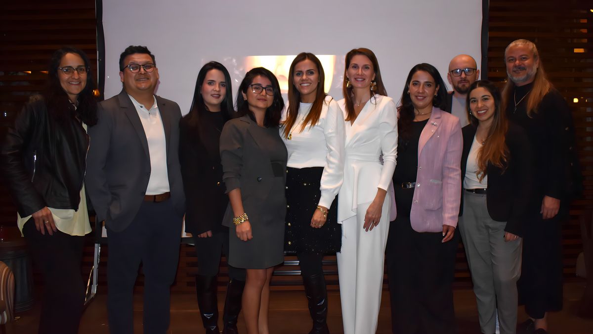 RoiBack: Cristina Perea –gerente general– y Estela García junto a su equipo.