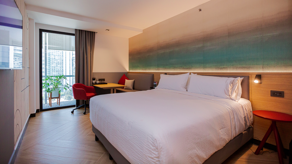 Grupo Posadas optimiza el diseño de las habitaciones de los hoteles Fiesta Inn para ofrecer un espacio más moderno y funcional a sus huéspedes en viajes de negocios.