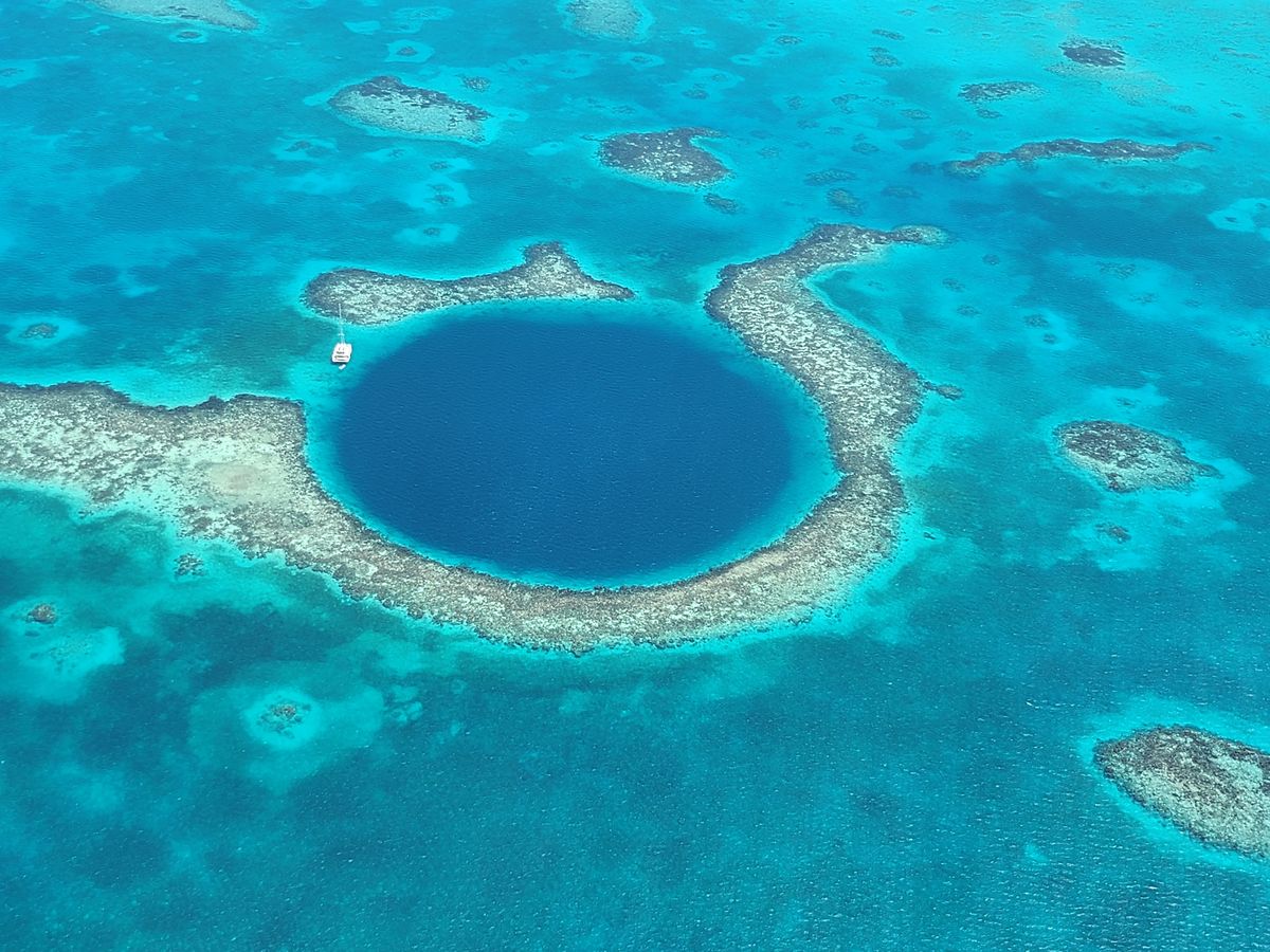 The Great Blue Hole, uno de los grandes atractivos turísticos de Belice, nuevo destino de Leisure Express.