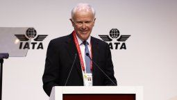 Tim Clark, presidente de Emirates, anuncia en la Asamblea General de IATA que Dubái será la sede del encuentro en 2024.