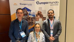 Equipo de Maxitravel en Guayaquil, integrado por Nancy Caicedo, ejecutiva de Operaciones y Reservas, y Bladimir Yépez, gerente comercial para Guayas, El Oro y Los Ríos (der.).