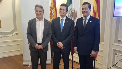 Representantes de Aeroméxico, de México y de Barcelona durante la inauguración del vuelo directo entre la ciudad condal y la capital mexicana.