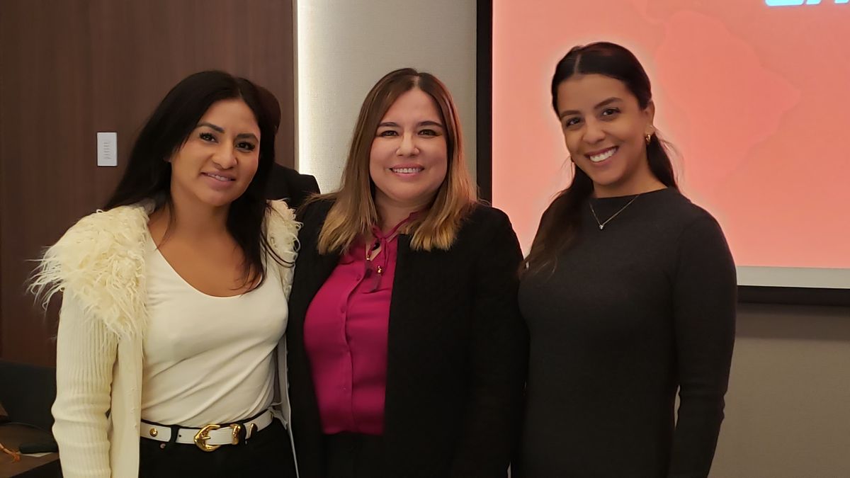 Claudia Diaz, Gerente Comercial de Assist Card para Perú junto a las agentes de viajes.