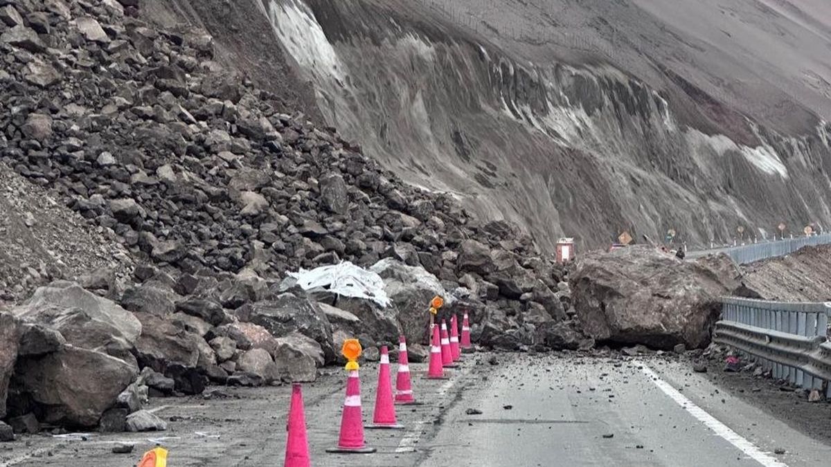Desprendimiento de rocas de gran tamaño en la Cuesta Chichorro bloqueó la ruta terrestre hacia Arica. - Ladevi Medios y Soluciones Desprendimiento de rocas de gran tamaño en la Cuesta Chichorro bloqueó la ruta terrestre hacia Arica.