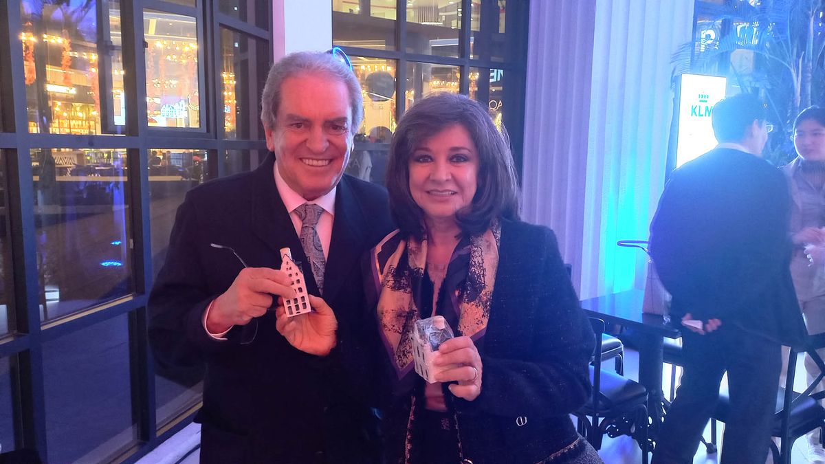 Usuarios de Business Class de KLM, entre ellos de la empresa Logiztik Alliance Group, durante el evento de intercambio de casitas Delft. Usuarios de Business Class de KLM, entre ellos de la empresa Logiztik Alliance Group, durante el evento de intercambio de casitas Delft.