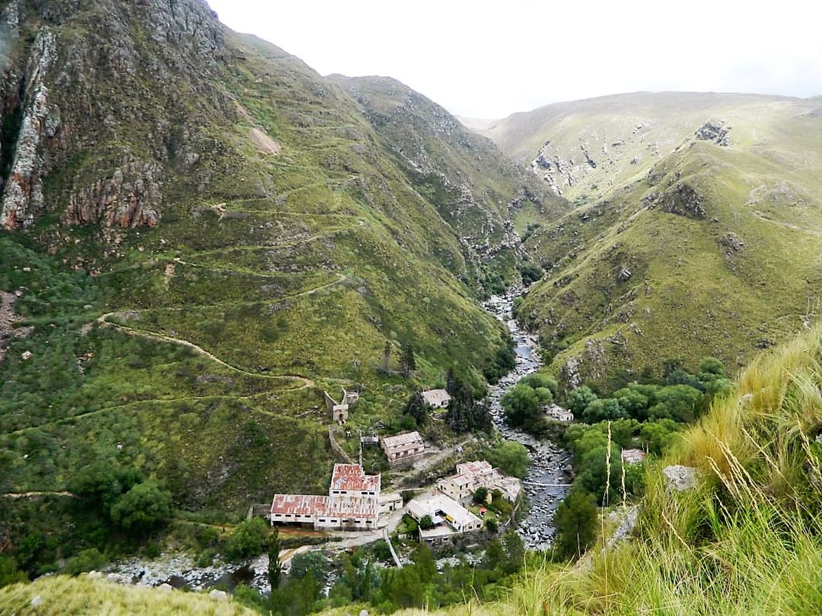 Pueblo Escondido se encuentra oculto entre grandes macizos rocosos rodeado de cerros y valles.