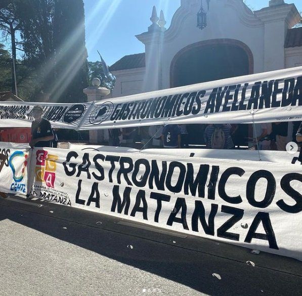 Fuerte reclamo gastronómico frente a la Quinta de Olivos por las nuevas restricciones.