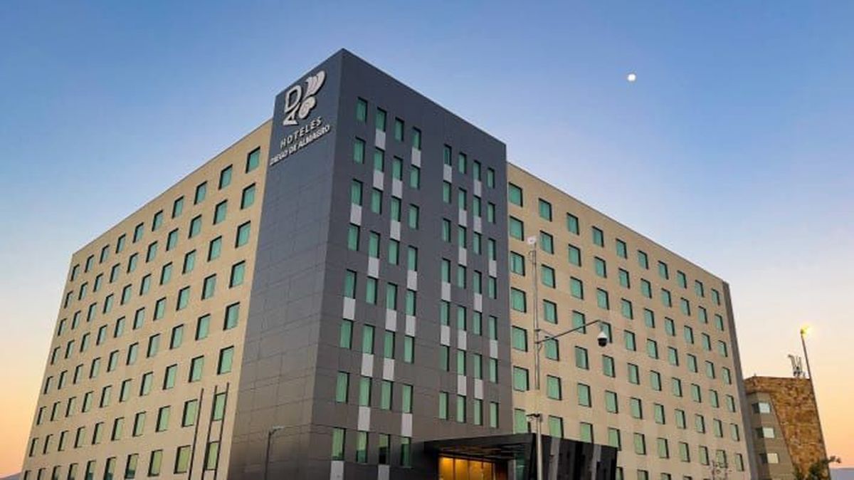 Nueva propiedad de Hoteles Diego de Almagro tiene cinco pisos y 310 habitaciones. Queda a cinco minutos del Aeropuerto de Santiago. - Ladevi Medios y Soluciones Nueva propiedad de Hoteles Diego de Almagro tiene cinco pisos y 310 habitaciones. Queda a cinco minutos del Aeropuerto de Santiago.