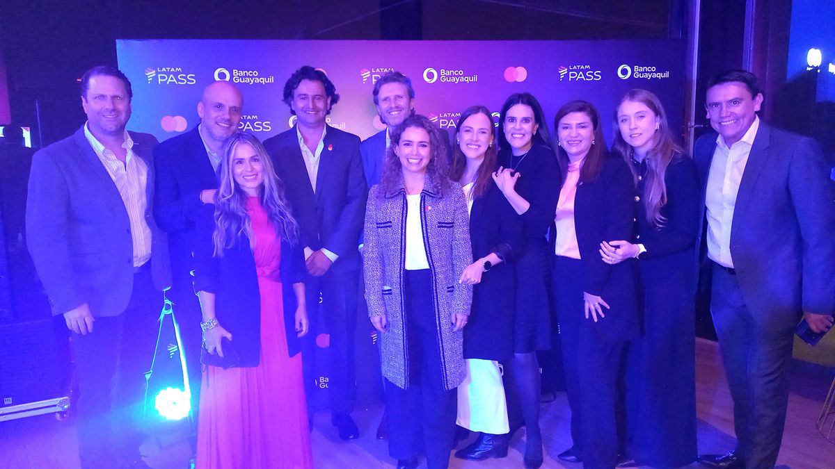 Personal de Mastercard, en lanzamiento de tarjeta de crédito LATAM Pass en Quito. Personal de Mastercard, en lanzamiento de tarjeta de crédito LATAM Pass en Quito.